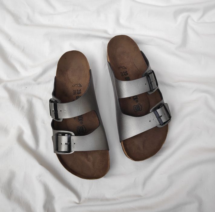 Сріблясті шкіряні шльопанці Birkenstock Arizona сланці унісекс сандалі