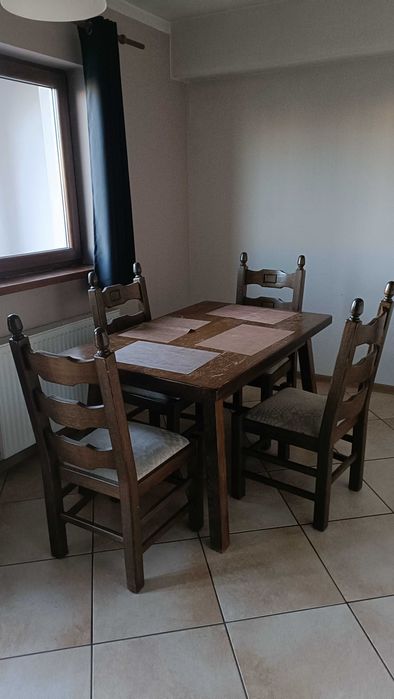 Stół z krzesłami