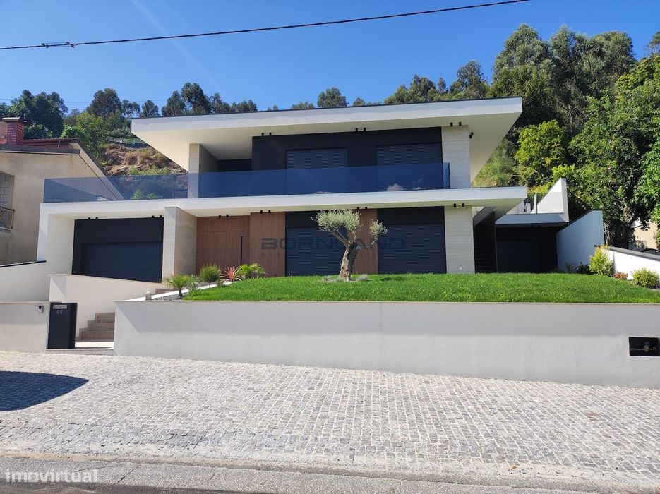 Fantástica Moradia 2 Pisos T4 - Pronta Habitar