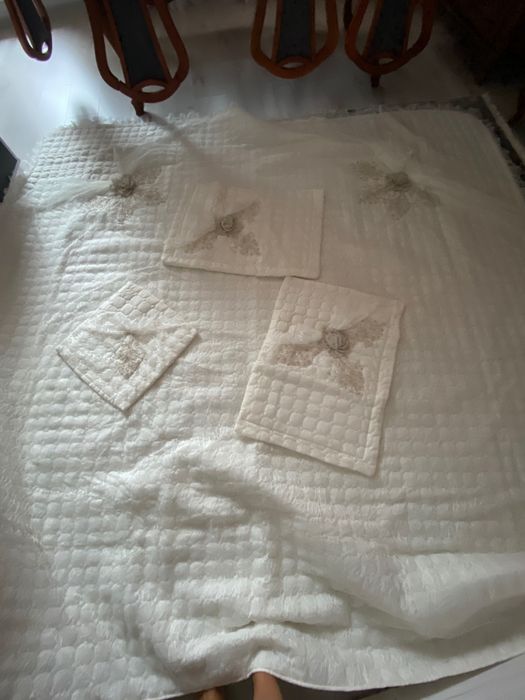 Piękna narzuta haftowana z koronką na łoże