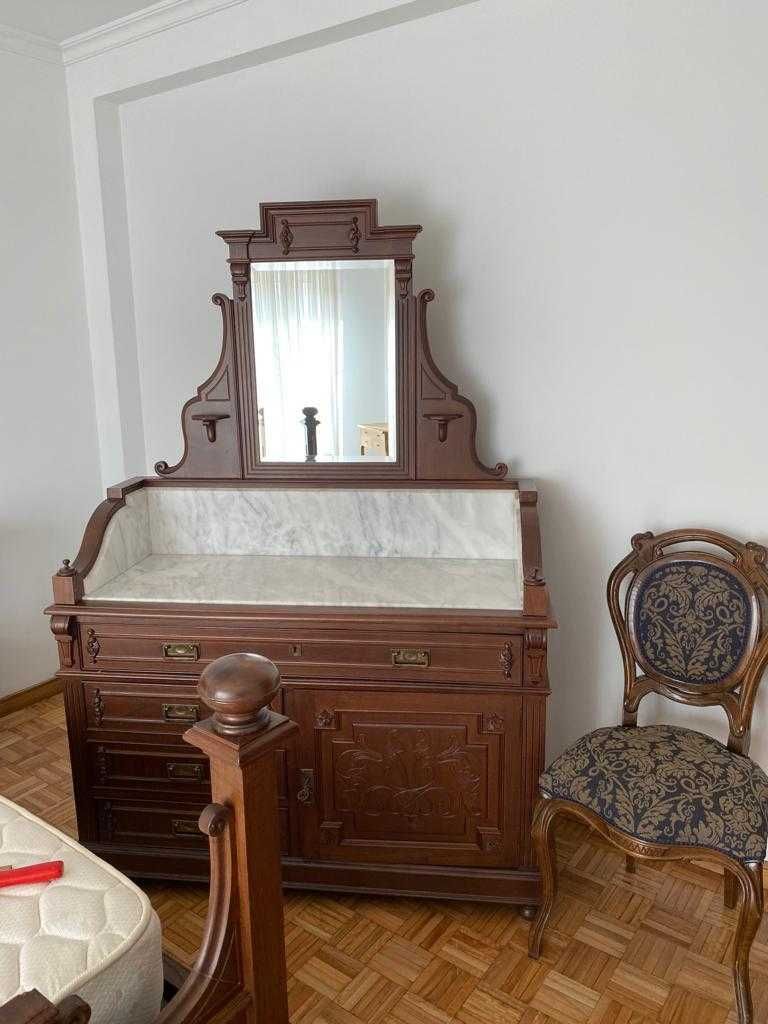 Quarto (cama casal + colchão + 2 mesas cabeceira + cómoda com espelho)
