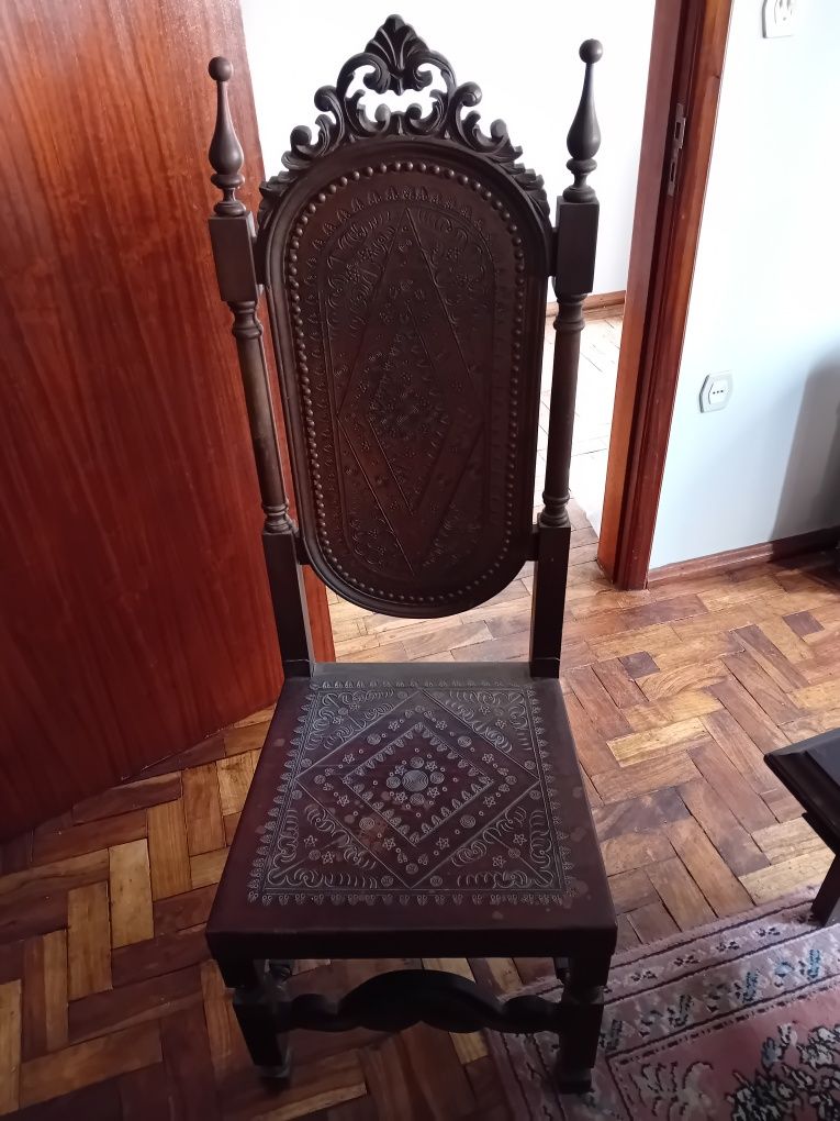 Movel e mesa com cadeiras