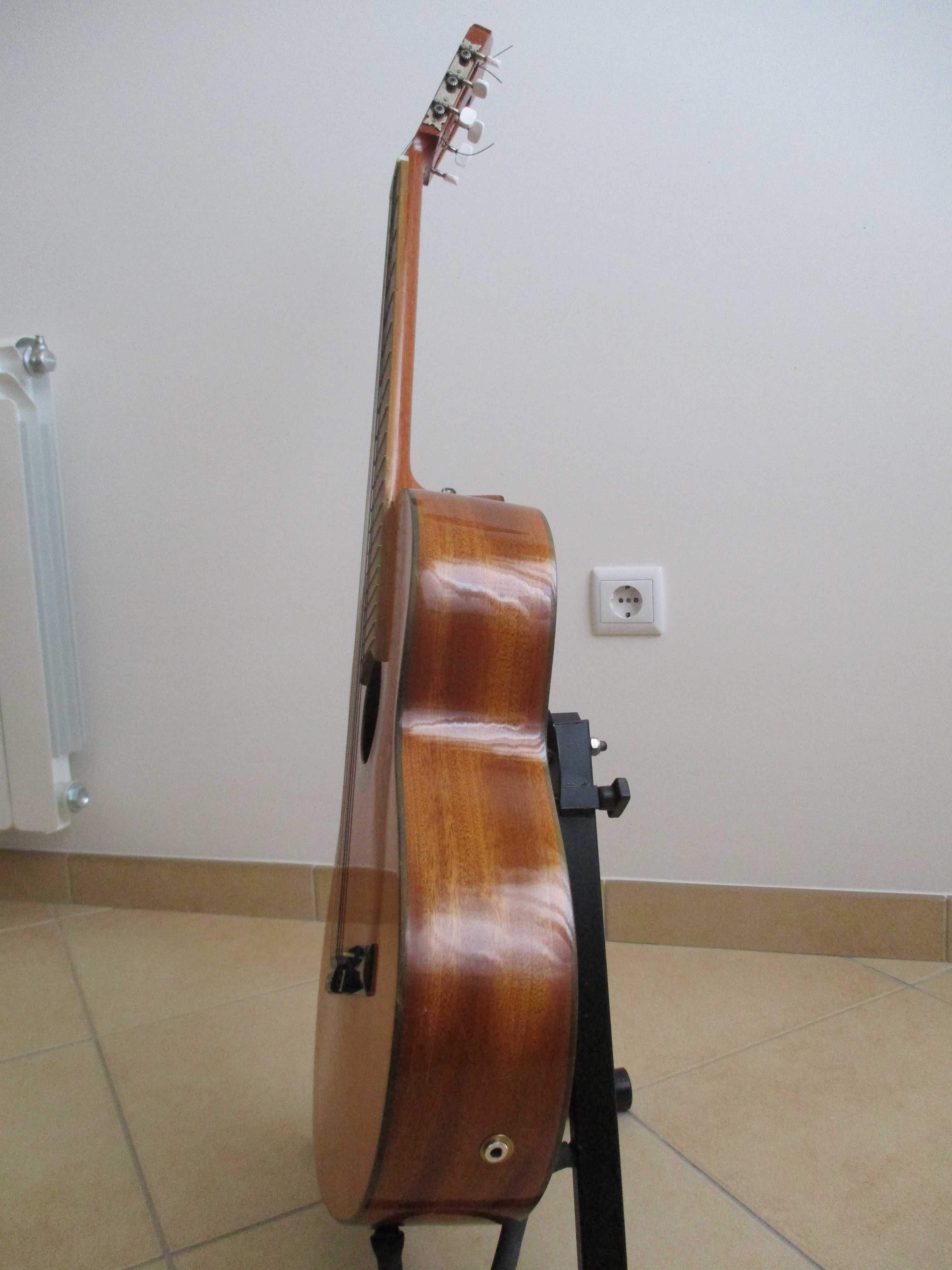 Guitarra clássica eletrificada