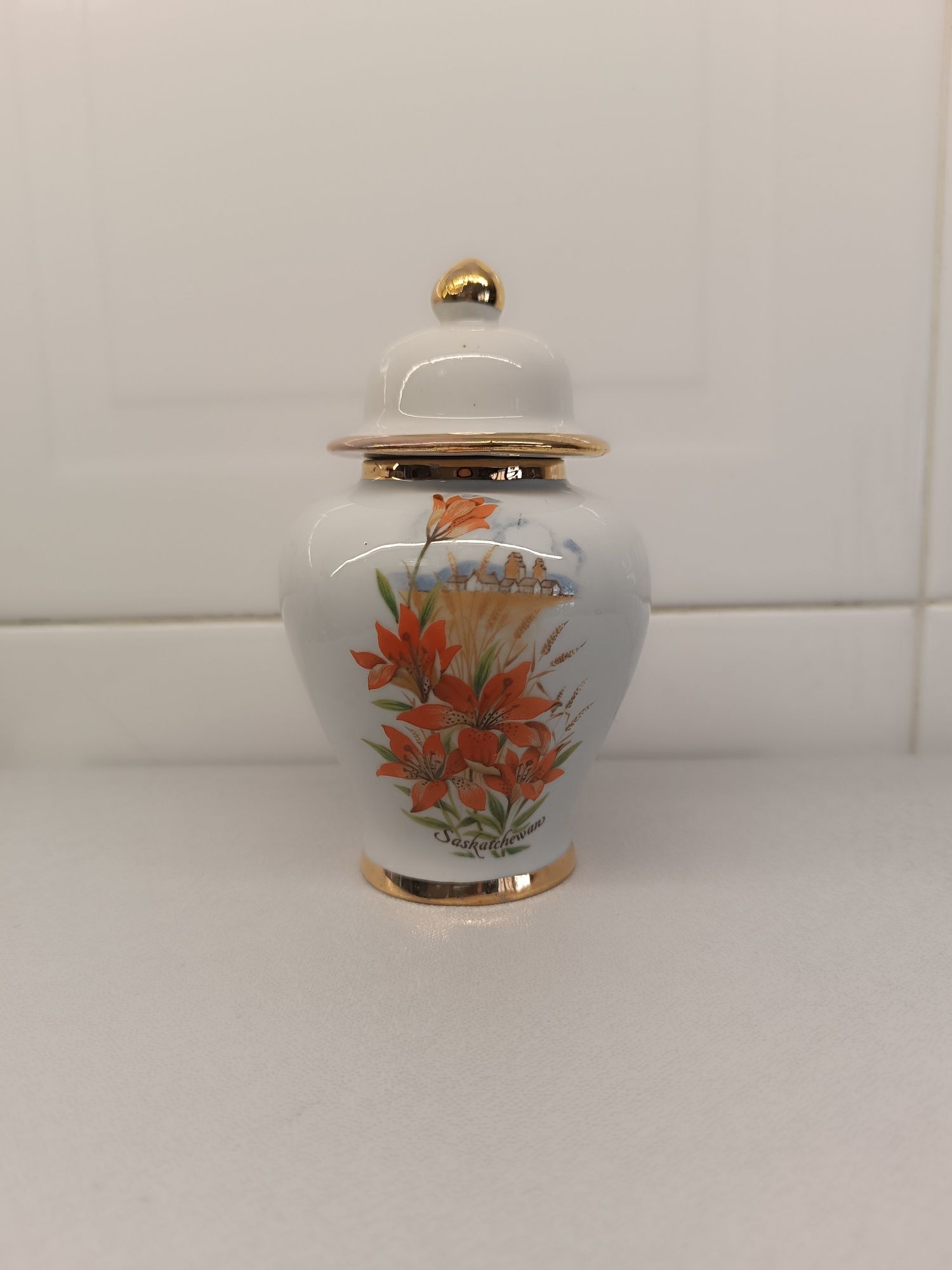 Pote Porcelana branca. Flores vermelhas e brancas