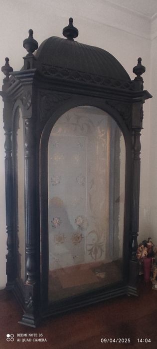 Oratório centenário em pau preto