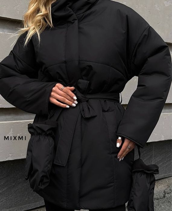 Тепла жіноча зимова куртка з рукавицями поясом і стильним кроєм