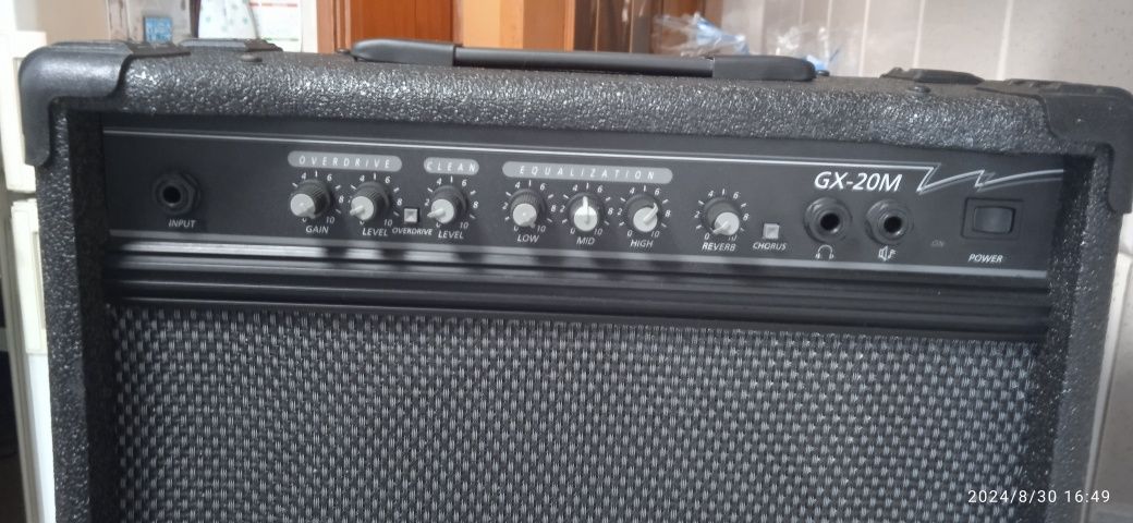 Amplificador. Combo para guitarra elétrica e pedal de efeitos