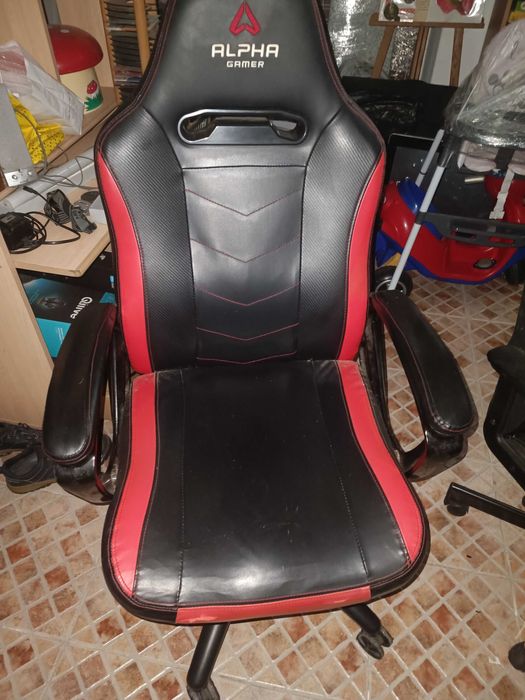 Cadeira Gaming em pele como nova. Custa 135€ na Worten.