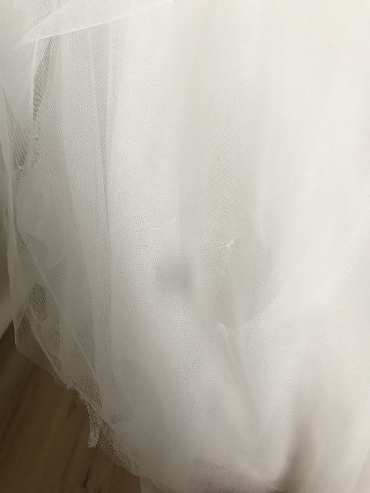 Suknia ślubna złamana biel aplikacje 3D z trenem i długim welonem