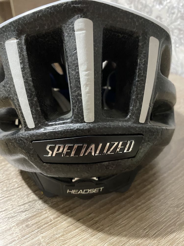 Шлем велосипедный Specialized в идеальном состоянии !!!