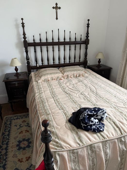 Cama + mesinhas + cadeira
