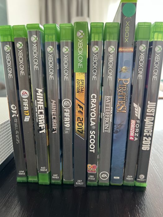 Xbox One S 500 GB + 3 kontrolery + 11 gier – komplet