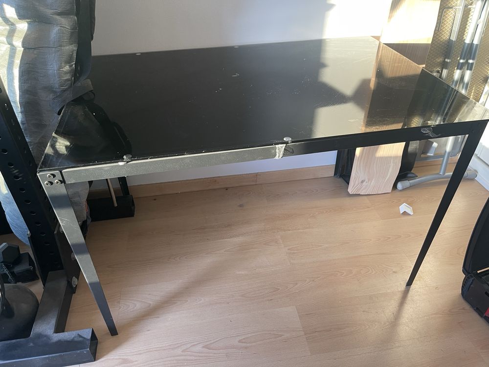 Mesa com tampo em vidro 80x120 cm