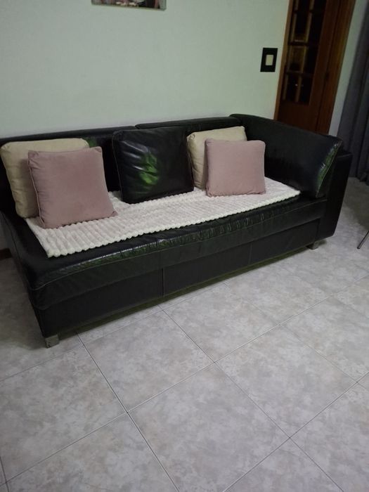 Sofá chaiselong preto dá pra separar
