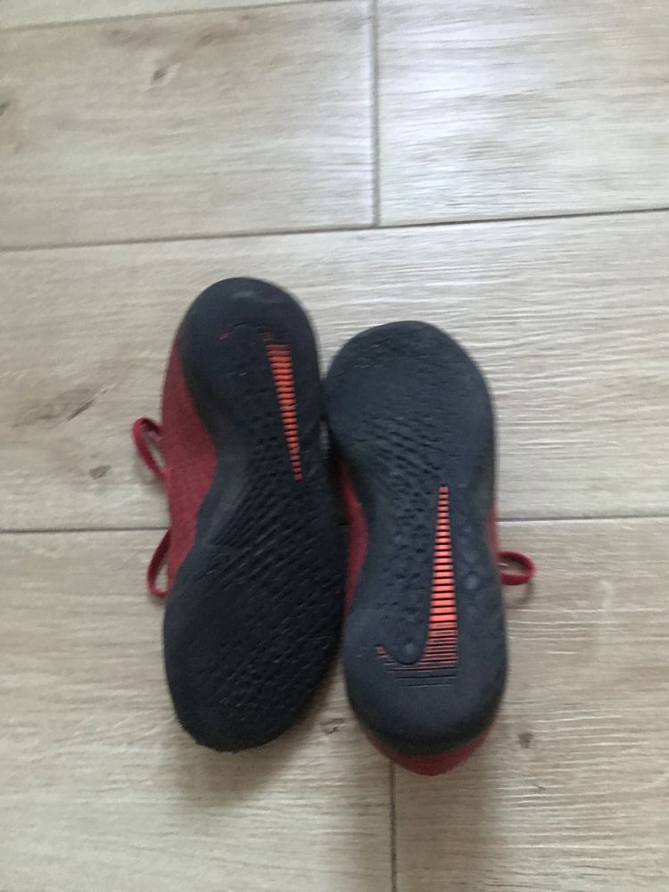 Buty sportowe Nike czerwone halówki