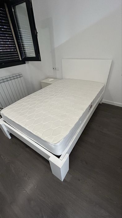 Cama de solteiro, colchão e 1 mesa de cabeceira. Lacado branco.
