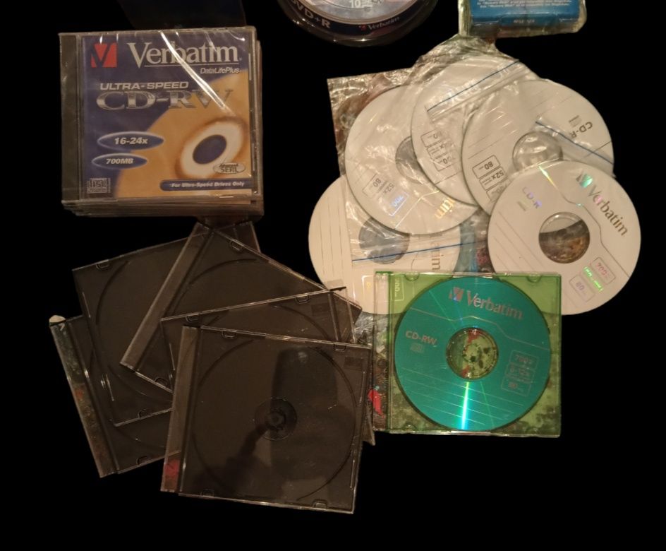 Диски DVD+R, CD-RW, CD-R, дискети TDK та Verbatim. Sony Memory Stick.