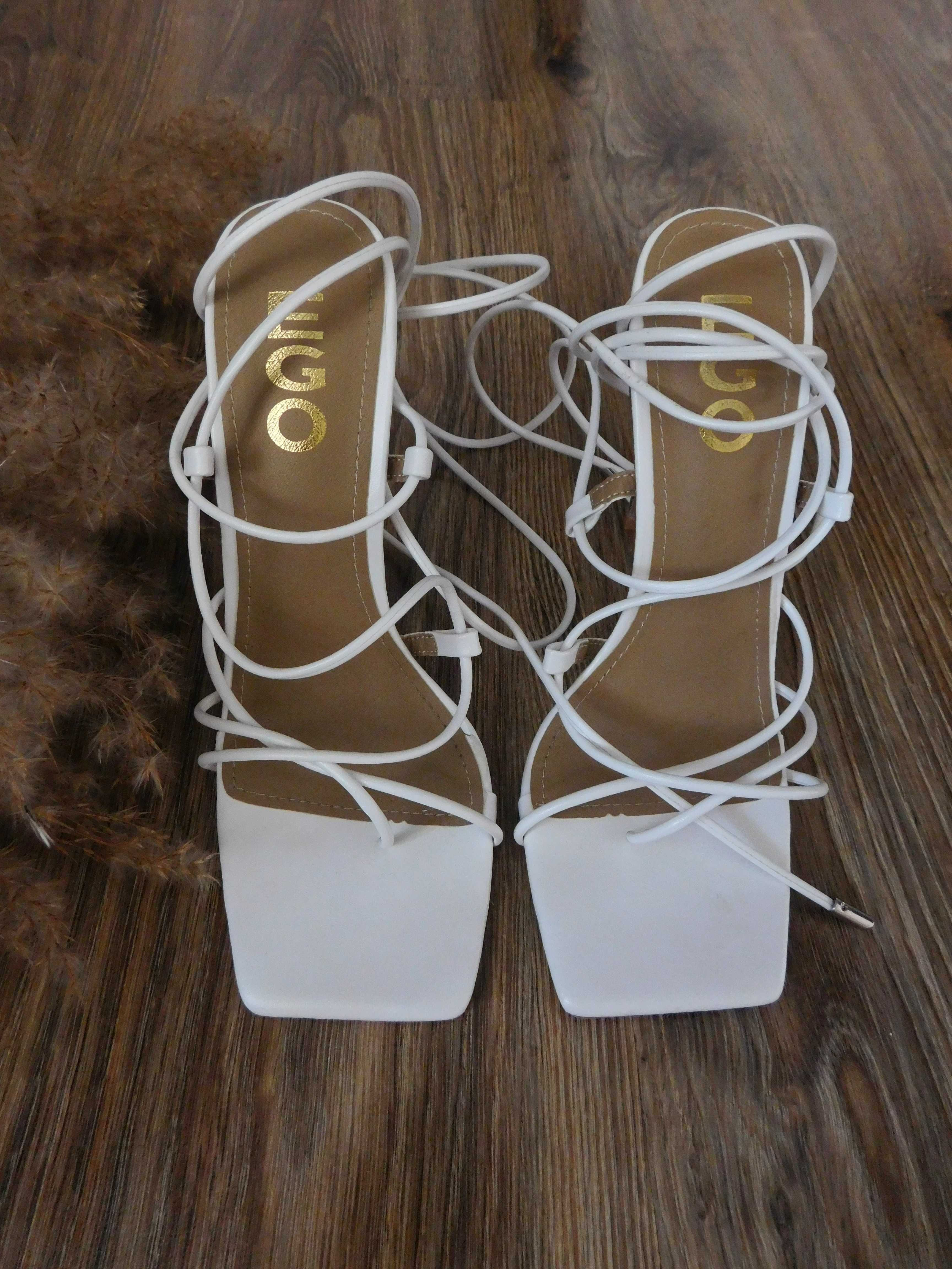 Трендові білі босоніжки з зав'язками на прозорому каблуку  від EGO