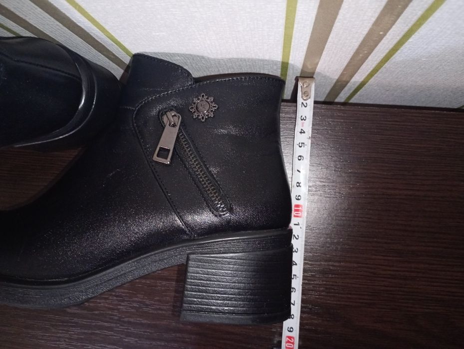 Продам б/в зимові жіночі чоботи Topas р. 37