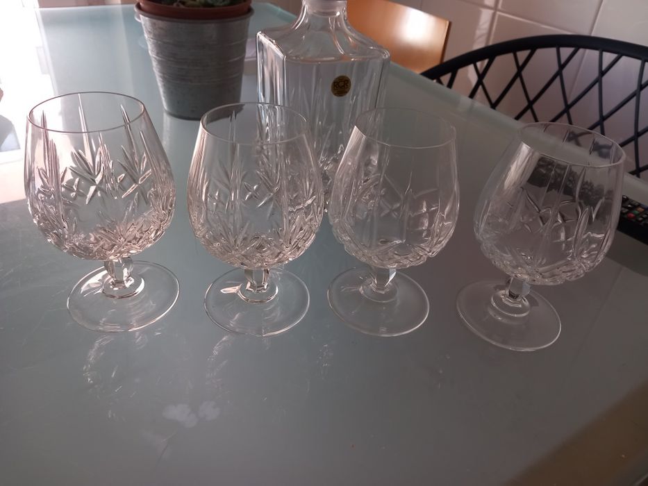 Garrafa e 4 cálices de cristal