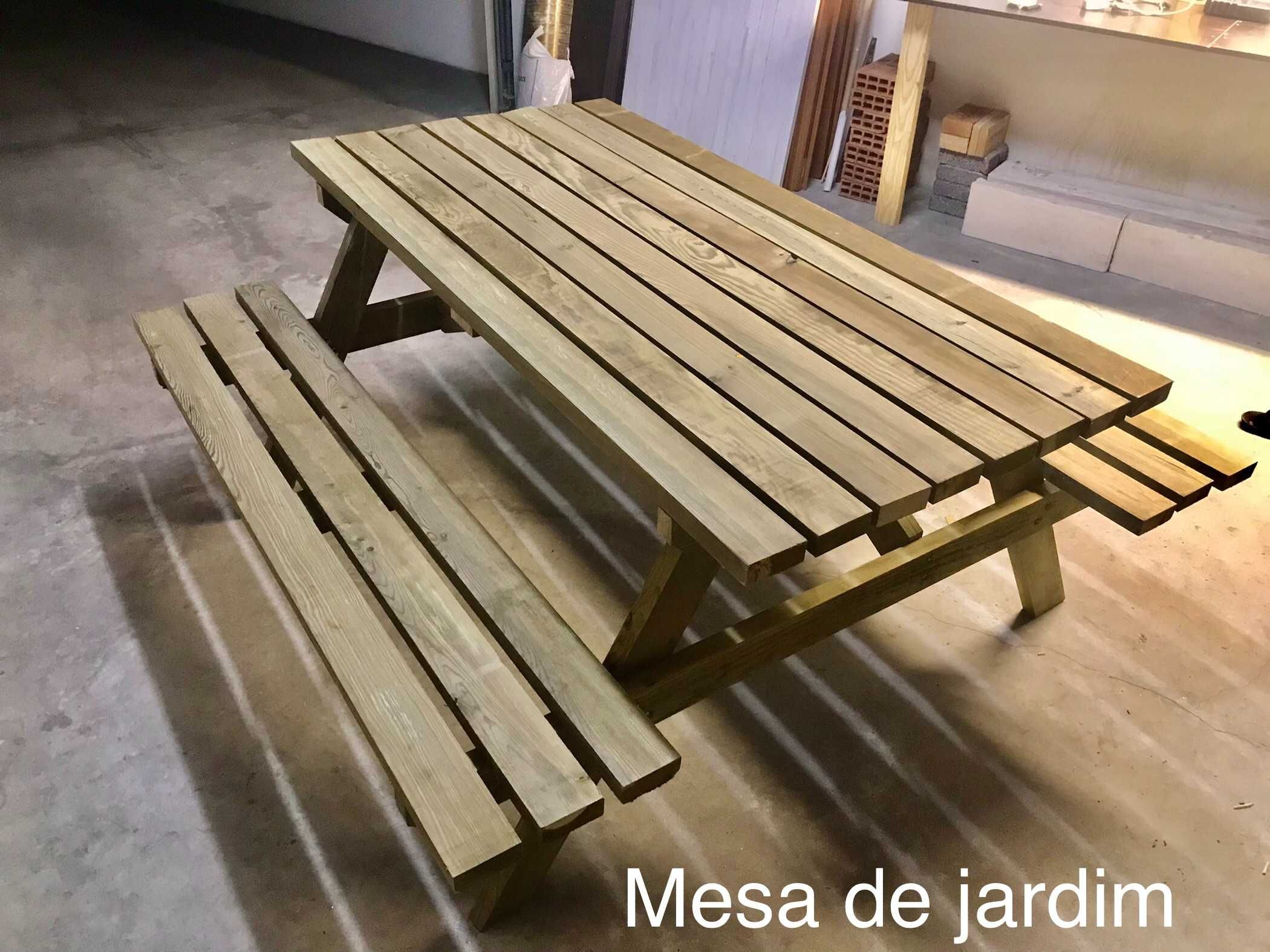 Mesa de jardim com bancos, mesa de picnic. Novo