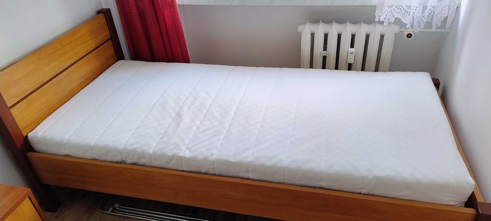Łóżko z materacem 90x200 i stelażem.