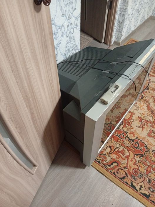 Телевізор , дуже великий . 2000