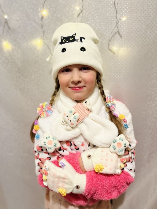 Продаю набір для дівчинки : шапка, шарф, терморукавички.