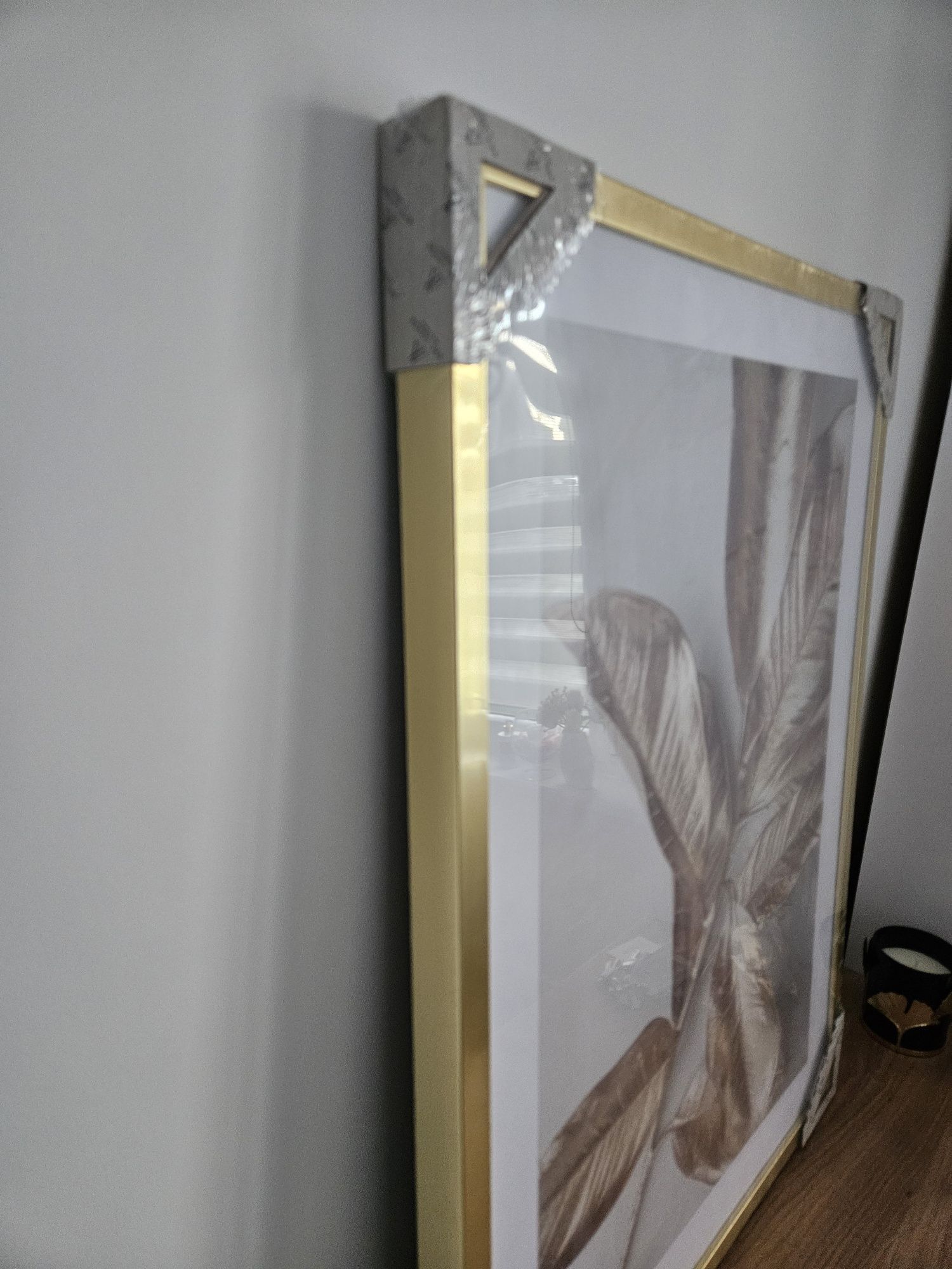Obraz z złotej ramie liść. Nowy. Roz 50×70