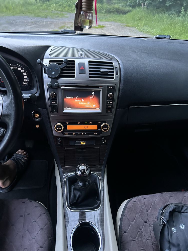 Toyota Avensis 2015 року