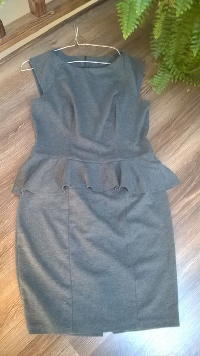 Sukienka z baskinką