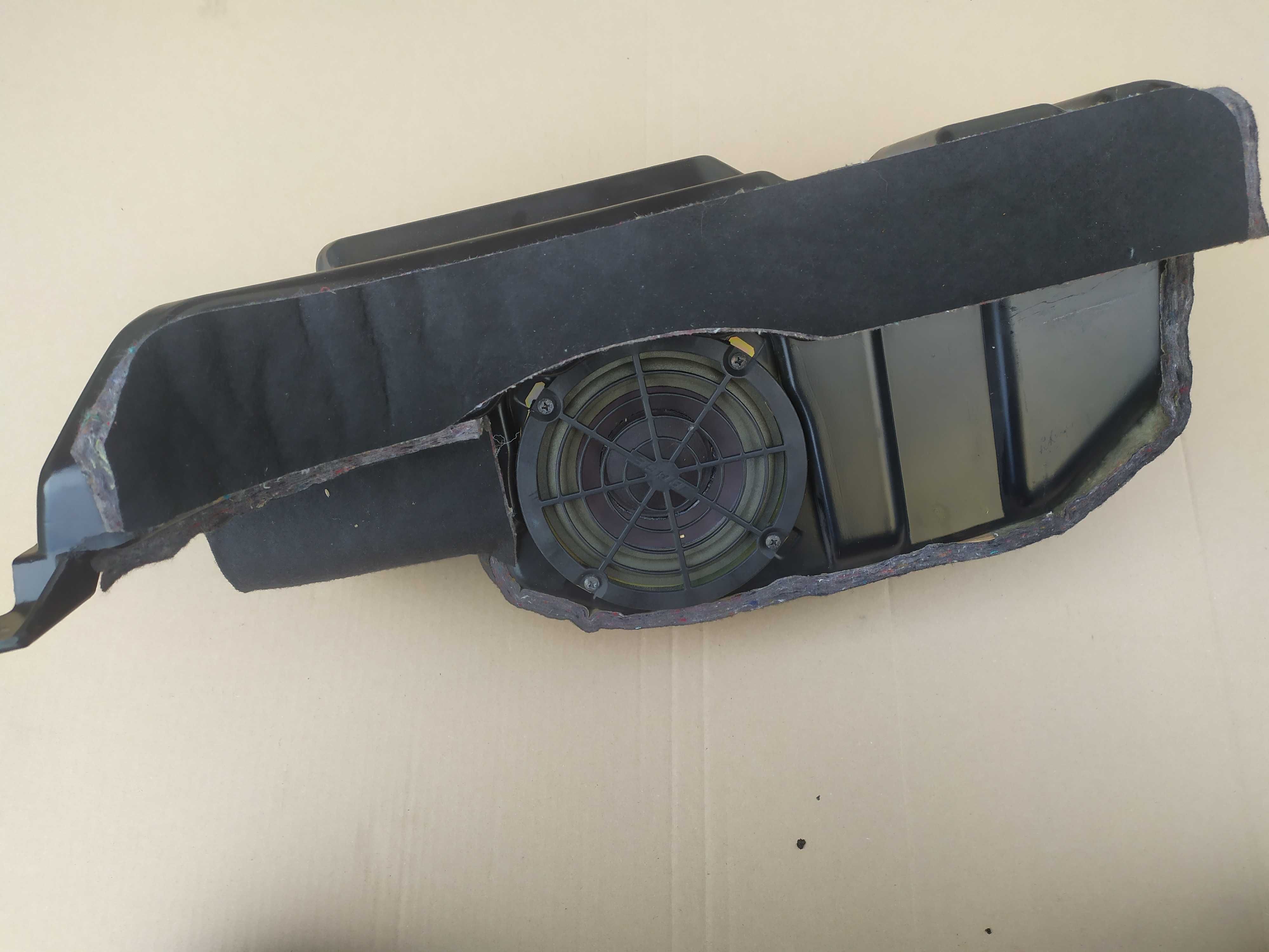Subwoofer Audi A6 C5 Avant Kombi Wraz z Wzmacniaczem