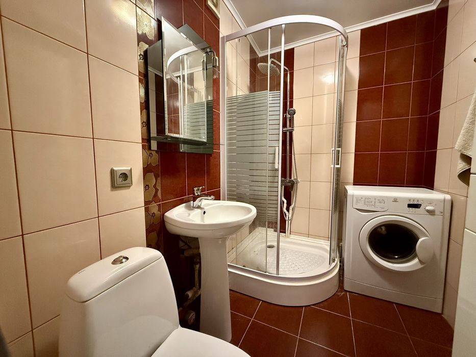 Двухкомнатная студия с ремонтом в Лесках.2/5 кирпич.