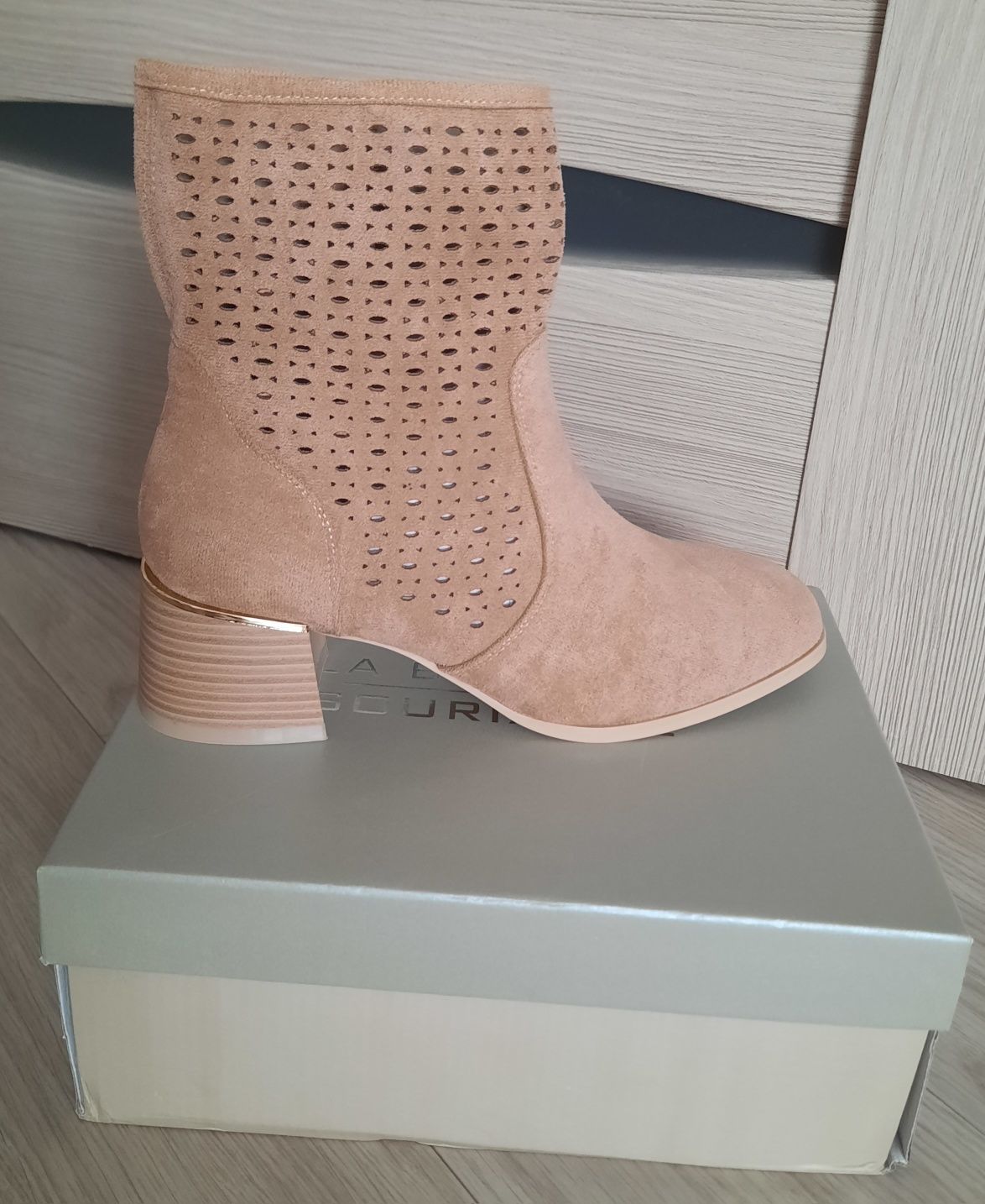 Botki ażurowe beż r. 37