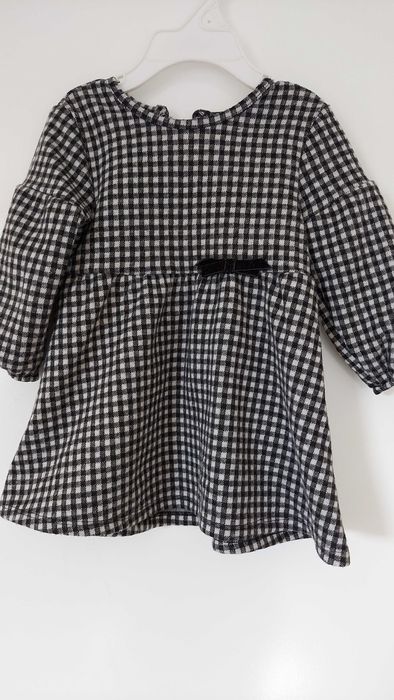 Sukienka w kratkę z długim rękawem