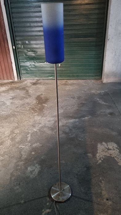 Candeeiro de pé.