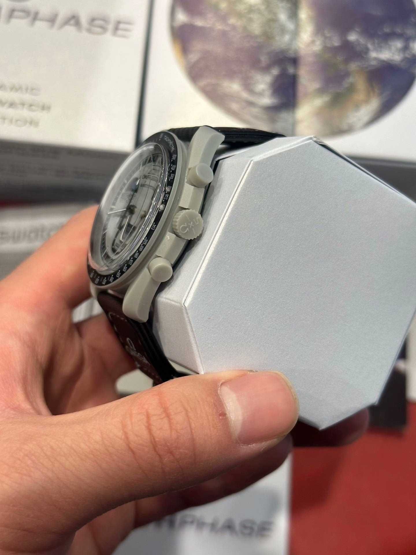 MoonSwatch Earth Phase - model SO33M700 nowy!