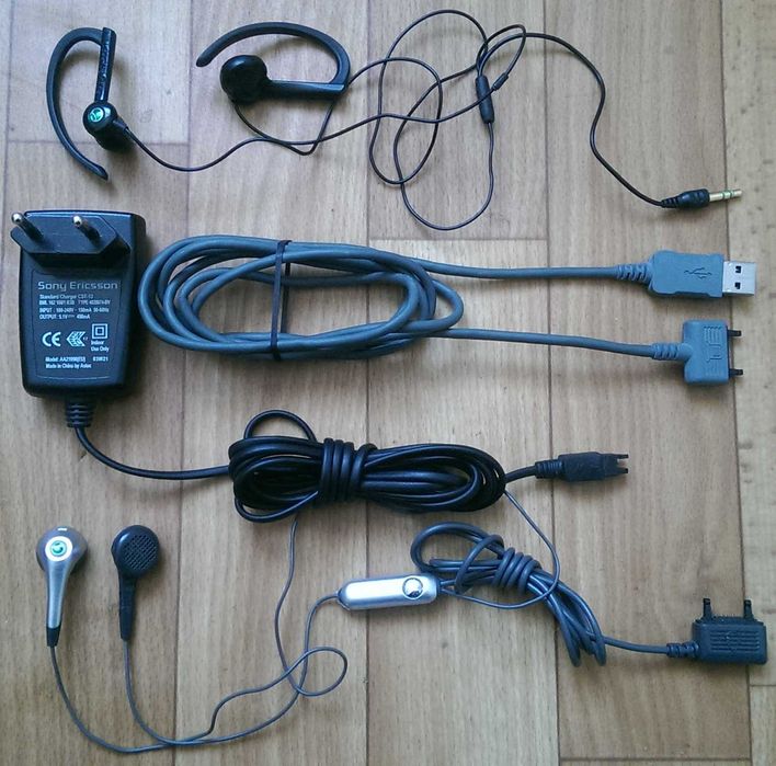 Лот :  Навушники/Гарнітура/Зарядне/USB шнур до телефону Sony Ericsson.