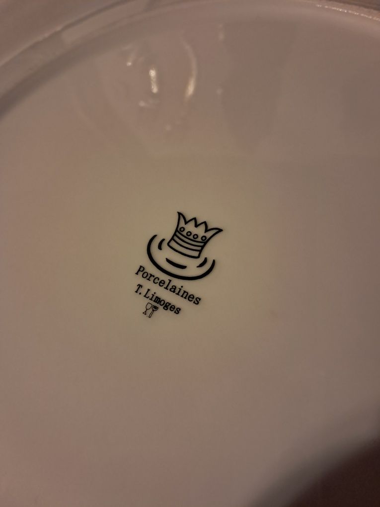 Prato de bolo com seis garfos e faca