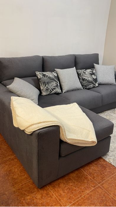 Sofa ChaiseLong Cinza com Almofadas
