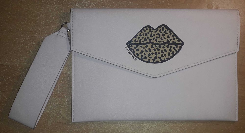 Kopertówka Bouffants & Broken Hearts (Kendra Dandy, 2021)