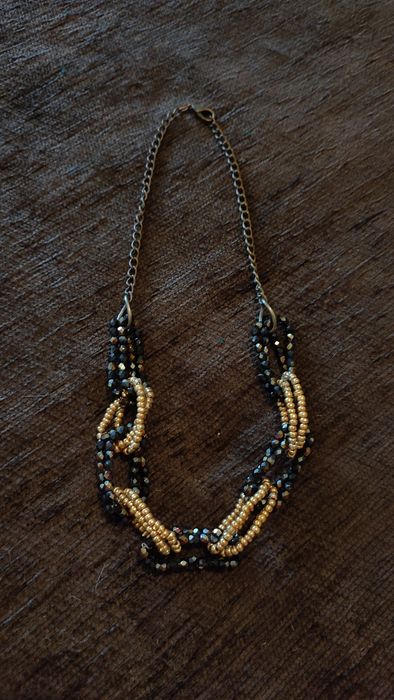 Colar preto e dourado com efeito corrente