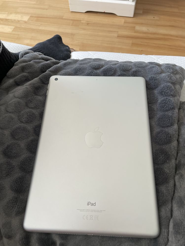 Ipad generacja 9 + pudelko