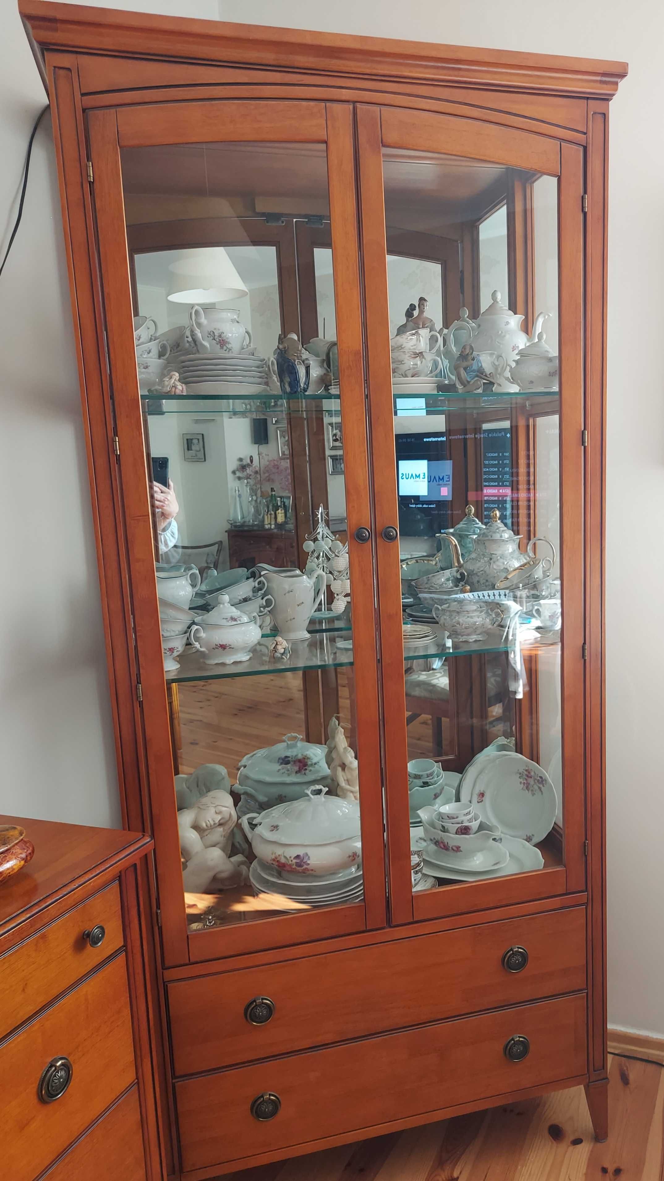 Witryna - biblioteczka z litego drewna w kolorze dzikiej czereśni