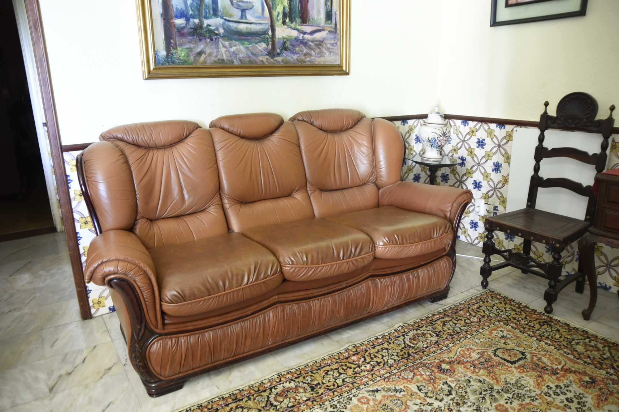 Sofa em pele castanha