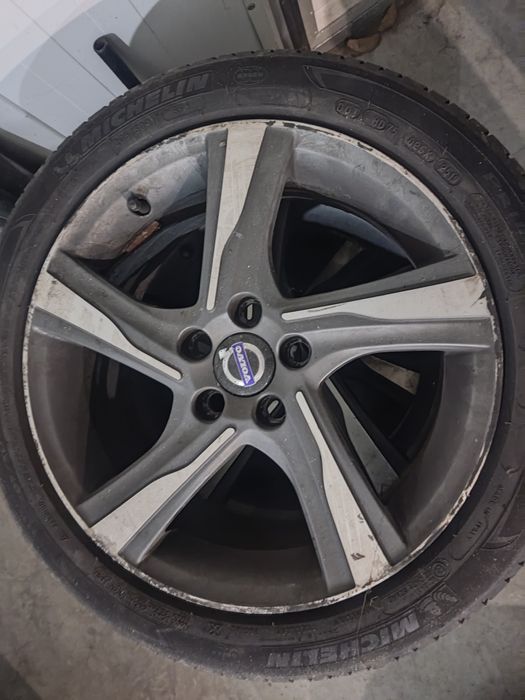 Koła , felgi aluminiowe z oponami Volvo
