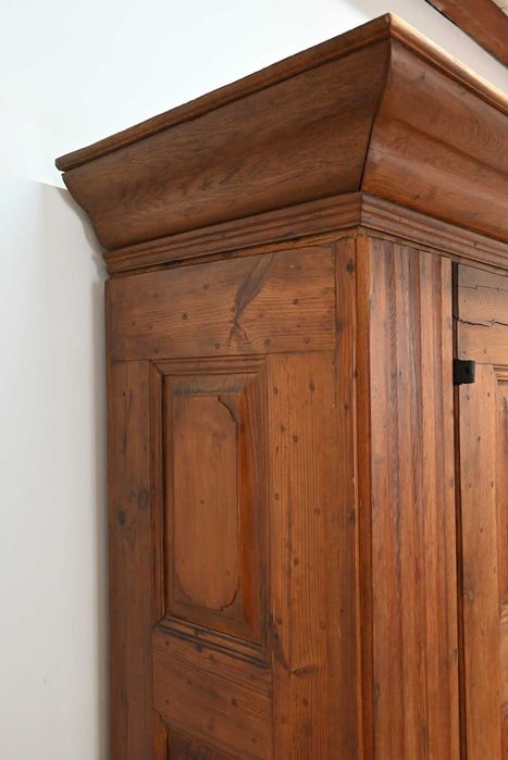 dwustuletnia okazała tradycyjna szafa kołkowana 082901