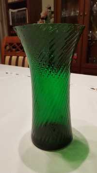 zielony wazon z okresu PRL - kolorowe szkło
