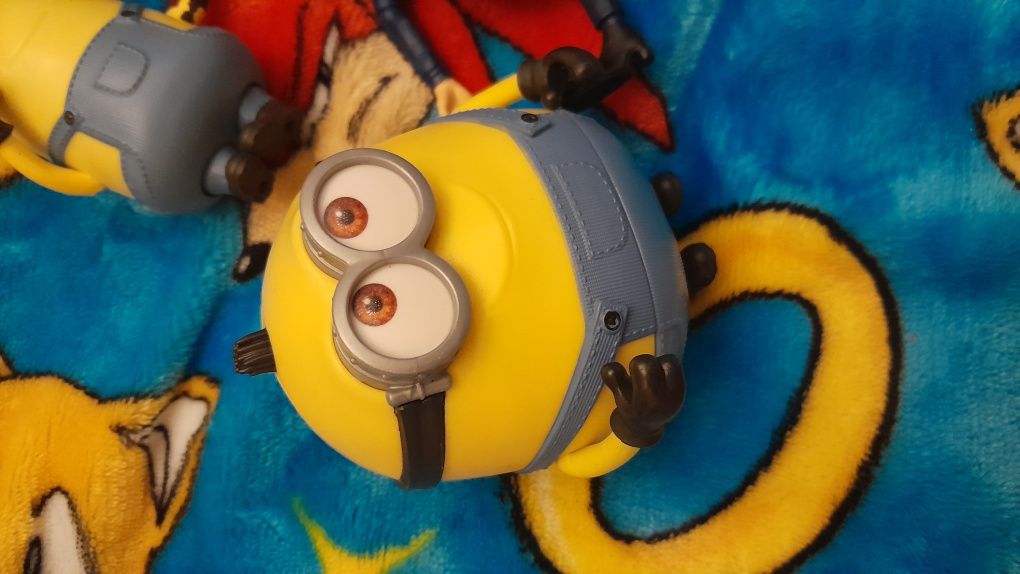 Młody Gru i minionki figurki z bajki pixar