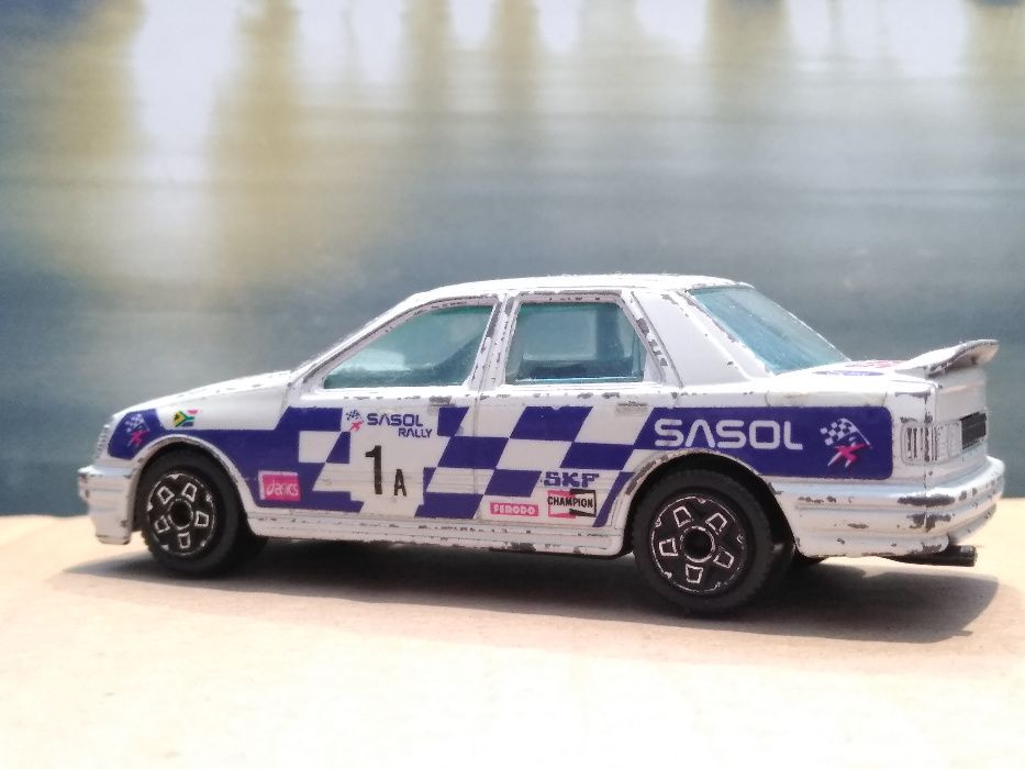 Stary model Burago Ford Sierra skala 1:43